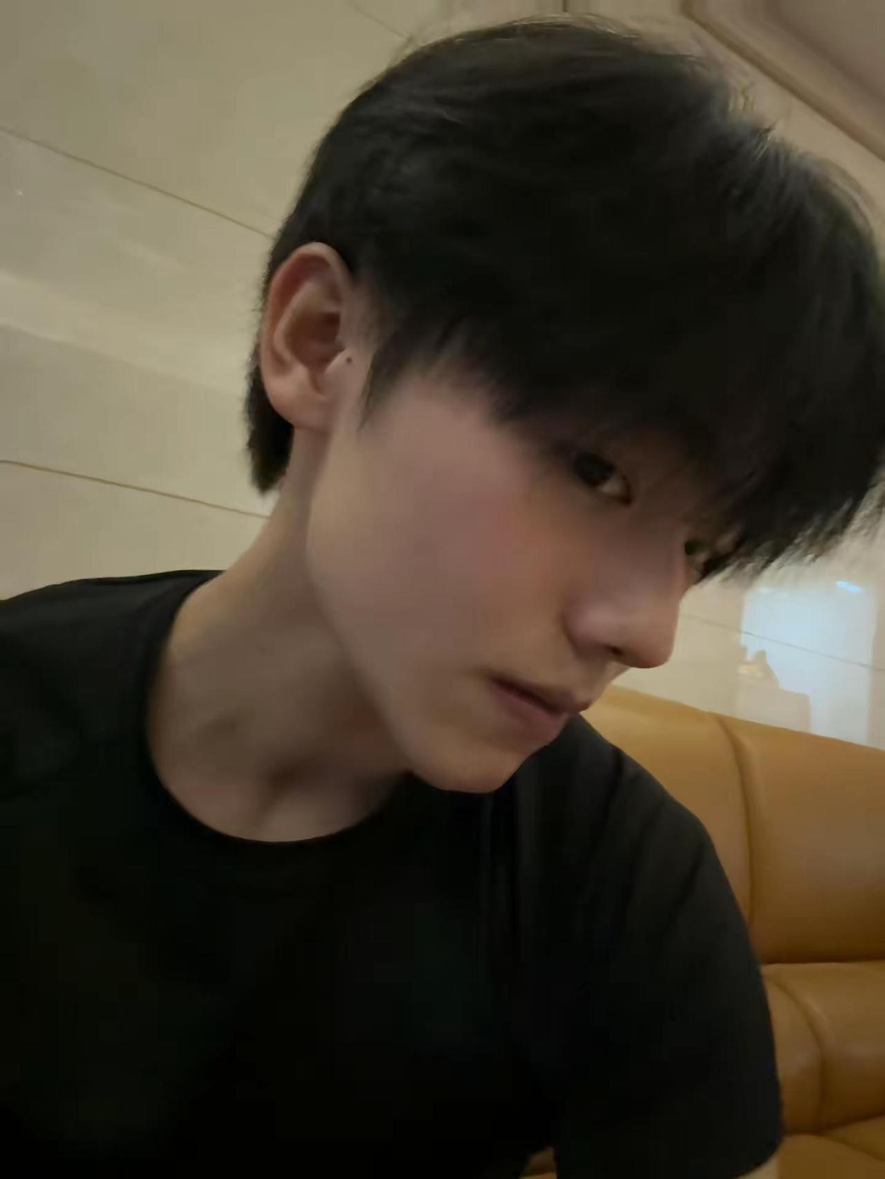 黑发好看银发好看