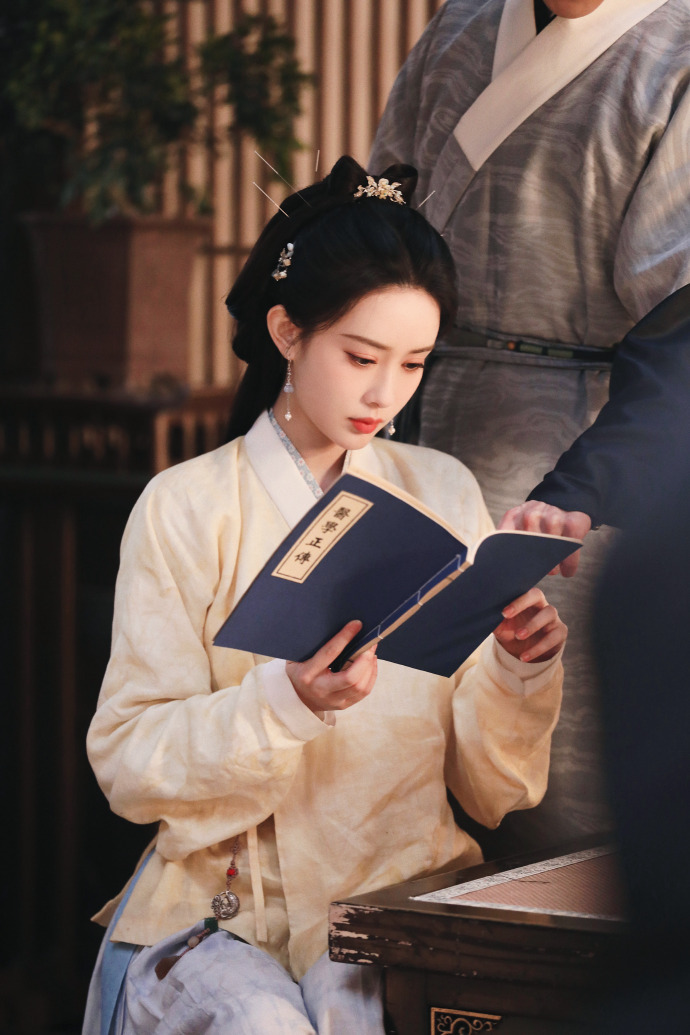 #孟子义晒剧照告别三月#孟子义晒剧照啦，三月的回忆就留在这些照片里，四月我们一起