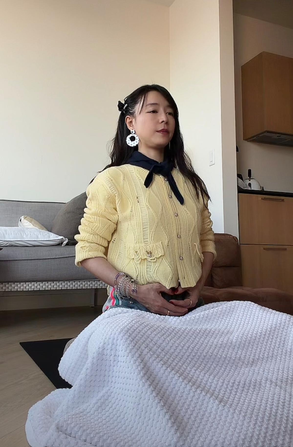 张静初又直播打坐了。
她的脸看起来那么年轻，是打坐出来的吗？
她的手看起来像老太