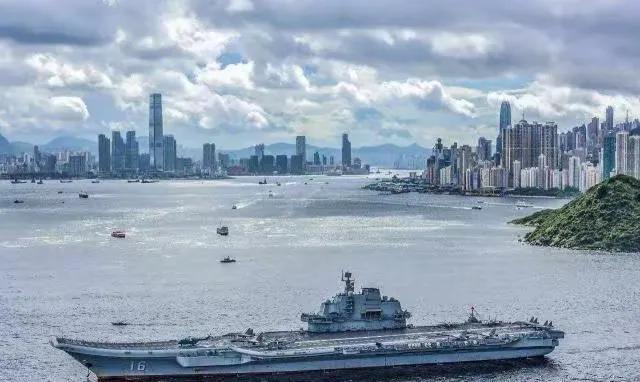 今天是香港回归28周年的日子！！！
2017年我们的辽宁舰访问香港，8年后我们的