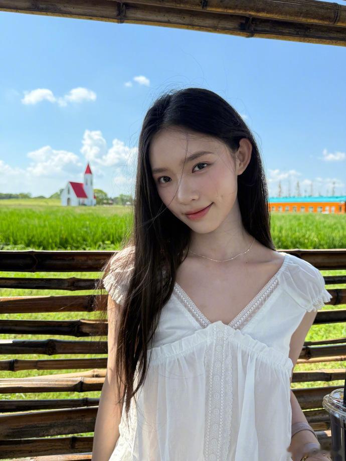 夏天的风吹到了林允林允怎么还在过夏天 谁懂啊，林允这组田园随拍氛围感直接拉满，像