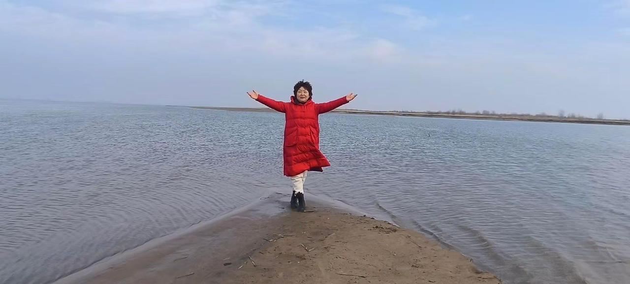 地点在巩义以东，不需要门票，路边都可以停车，不收费！黄河和洛河交汇处，黄河排沙时