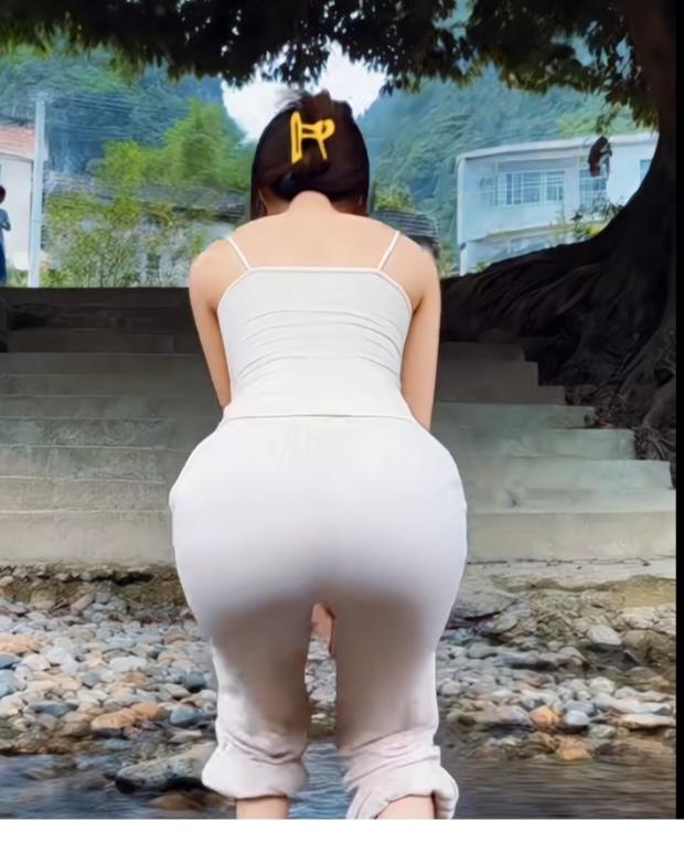 〔欣赏图片〕
美女河边去摸鱼；
摸了一条泥鳅鱼；
本想回家炖了吃；
可惜没人陪喝