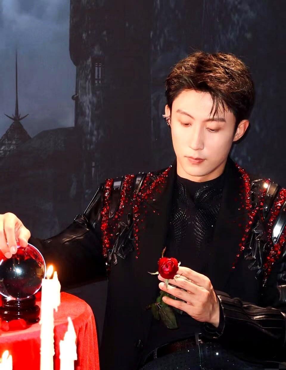 别人谢幕鞠躬，他踩油门退场。
跨年压轴，黄景瑜没走台阶。
他一把方向盘，跑车横穿