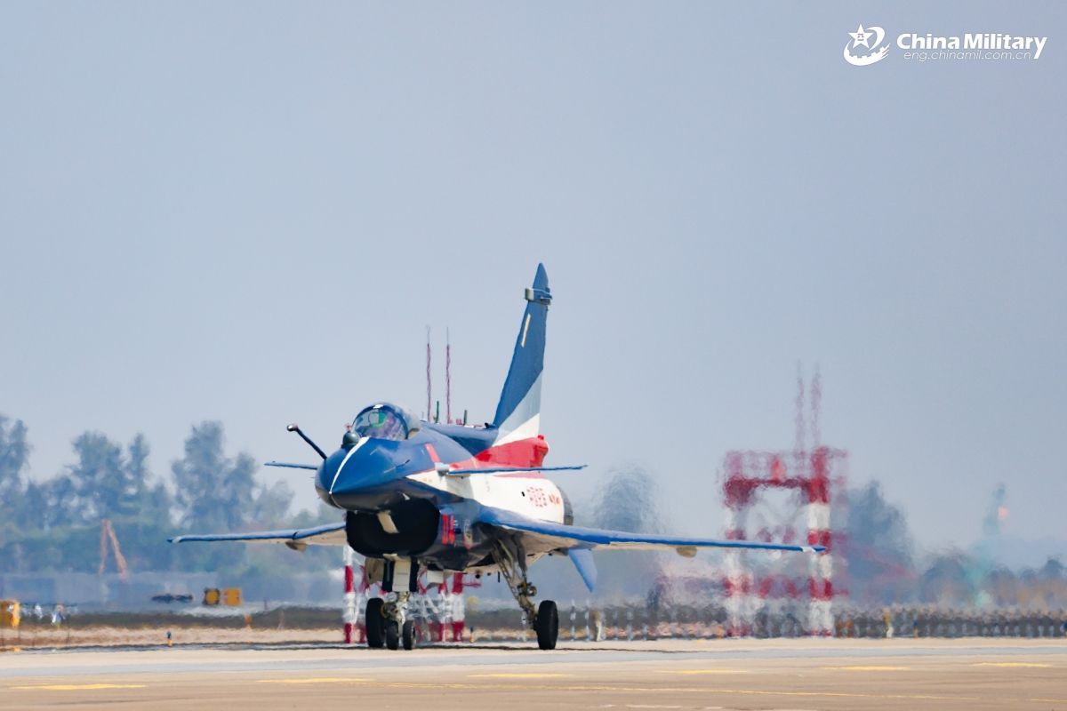 2026新加坡航展 中国人民解放军八一飞行表演队在新加坡航展前进行试飞2026年