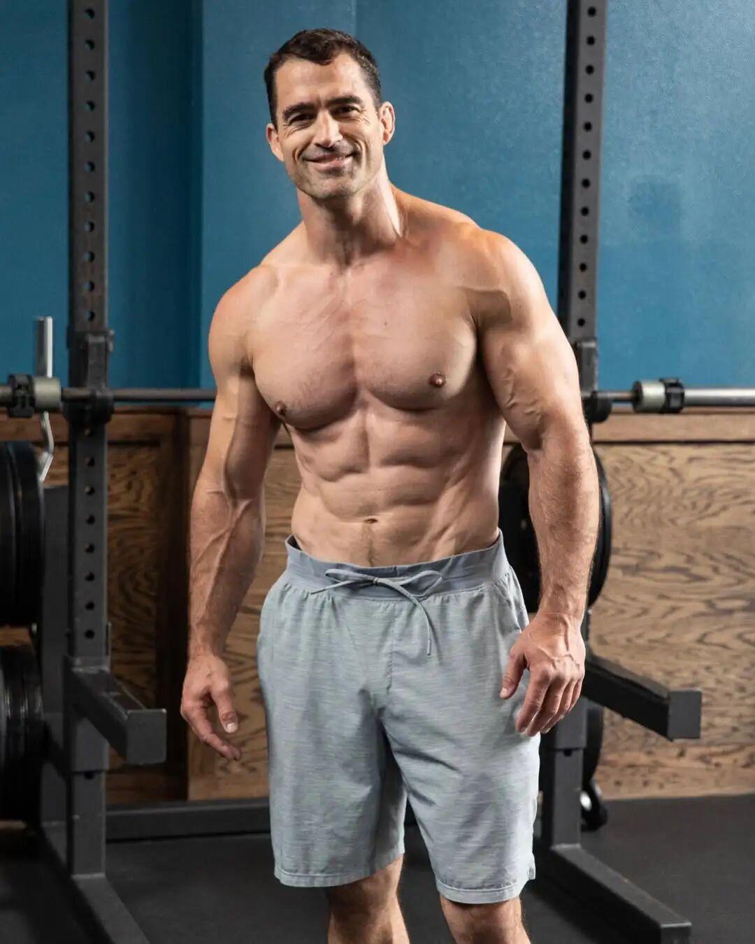 这个健身教练 Dave 虽然有点老，但是还是很好看的。
据 Dave 透露，他现