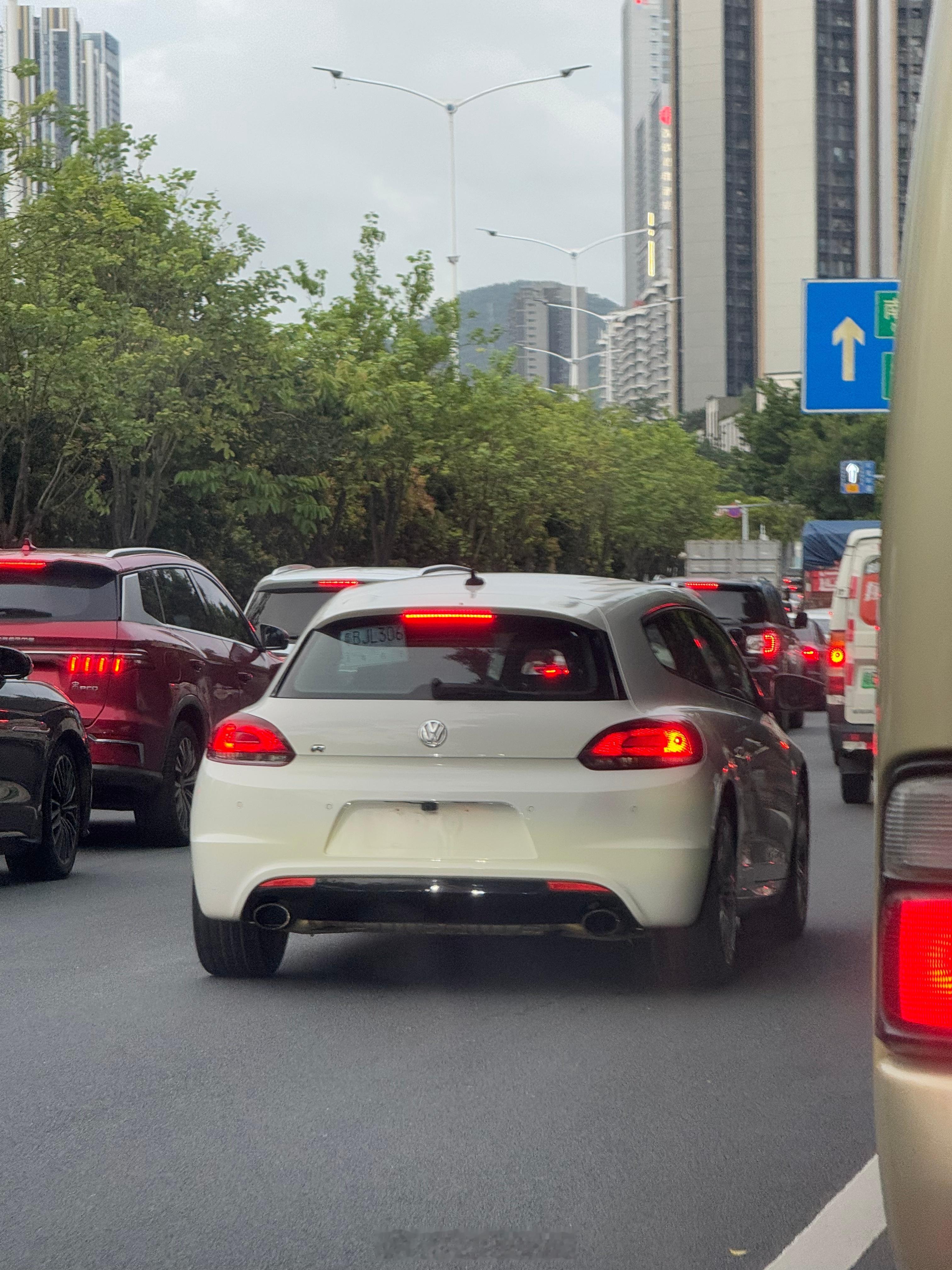 新能源时代还有人玩大众高尔夫的性能车确实不容易，两门的高尔夫确实少见，太帅了。但