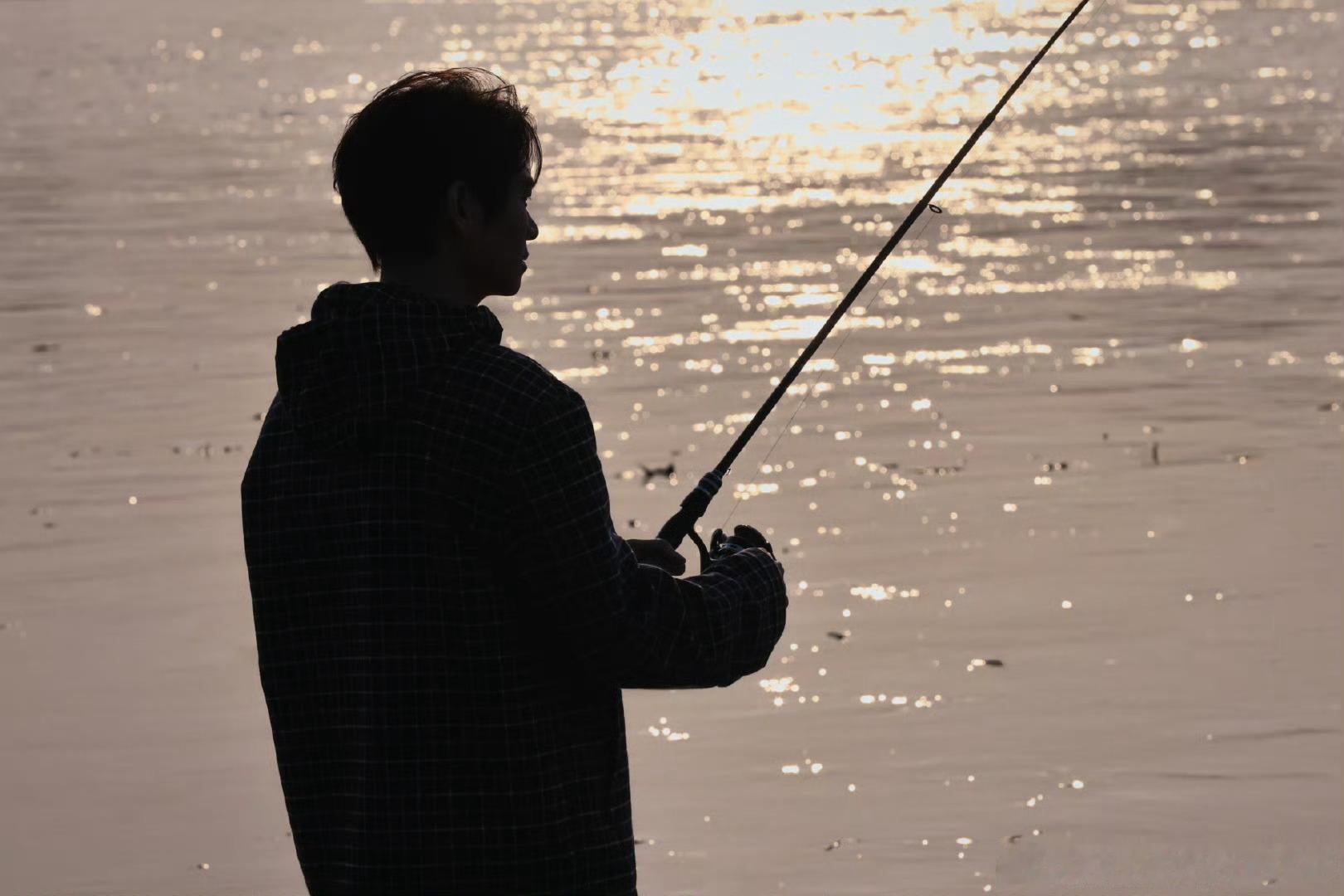 #我们仨旅行舒适度拉满了##我们仨#魏大勋钓鱼🎣，我来上钩🐠🐟🐡🐬🦈