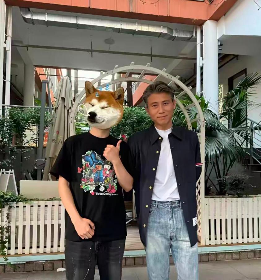 谁能想到，荧幕上那个演得了狠辣反派、也演得了正气干部的“叔圈顶流”李乃文，私下里