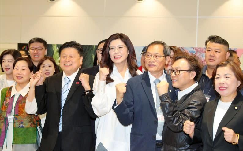 反转来了！前脚民调还把郑丽文按在4%垫底，后脚她转手就把40多国驻台代表请进国民