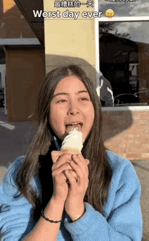 图一：吃货小姐姐，她要是愿意少吃一口的话，也不至于会出现这样的问题啊，真是太尴尬