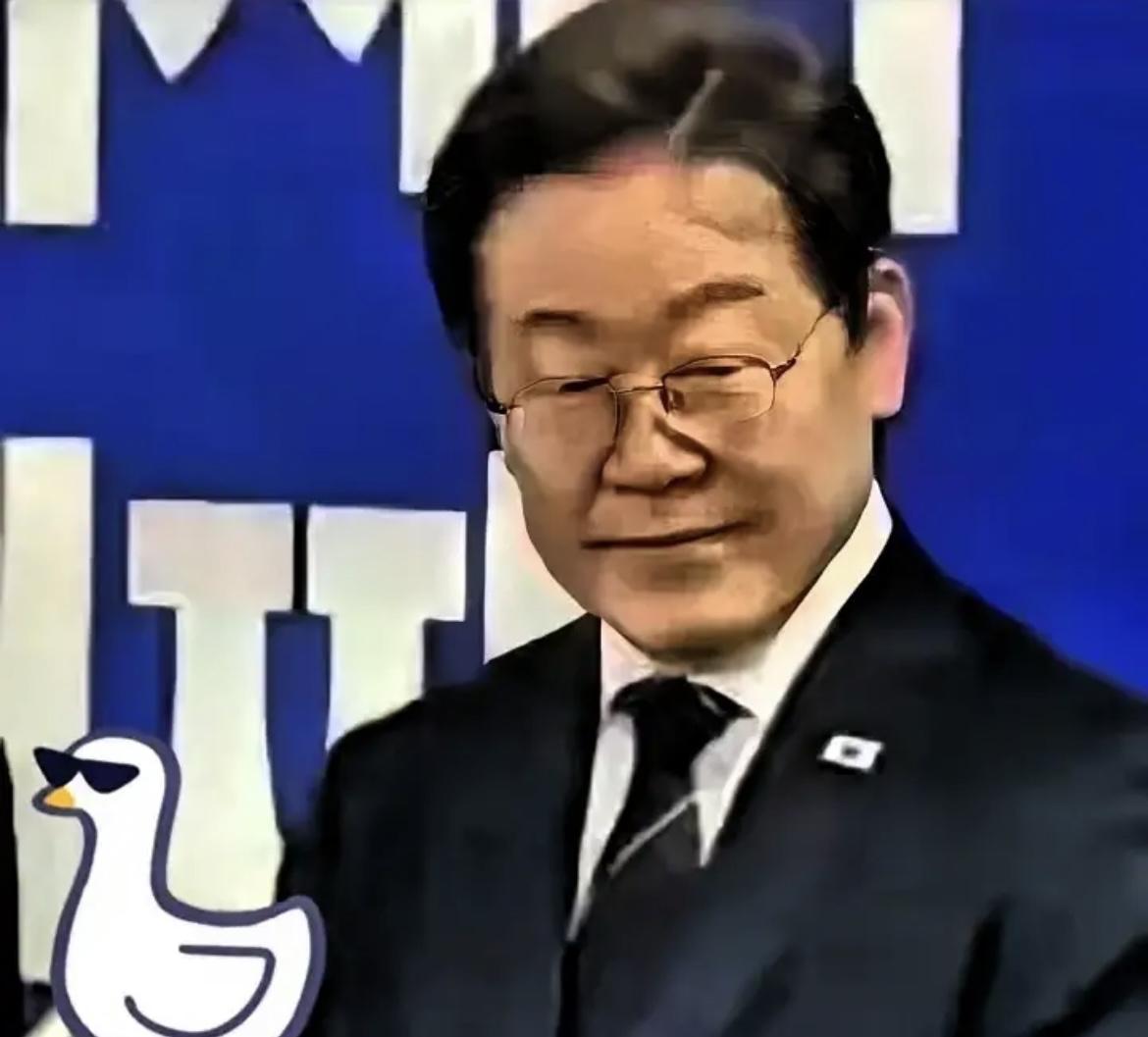 李在明一句“台海是中国内部事务”，看似轻描淡写，实则搅动了整个东亚地缘格局。
他