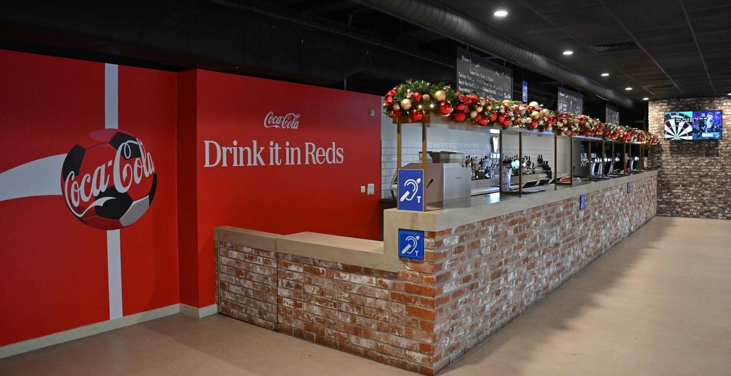 俱乐部宣布从这个周末起安菲尔德的Kop Bar 开始每天正常营业，球迷们在非比赛