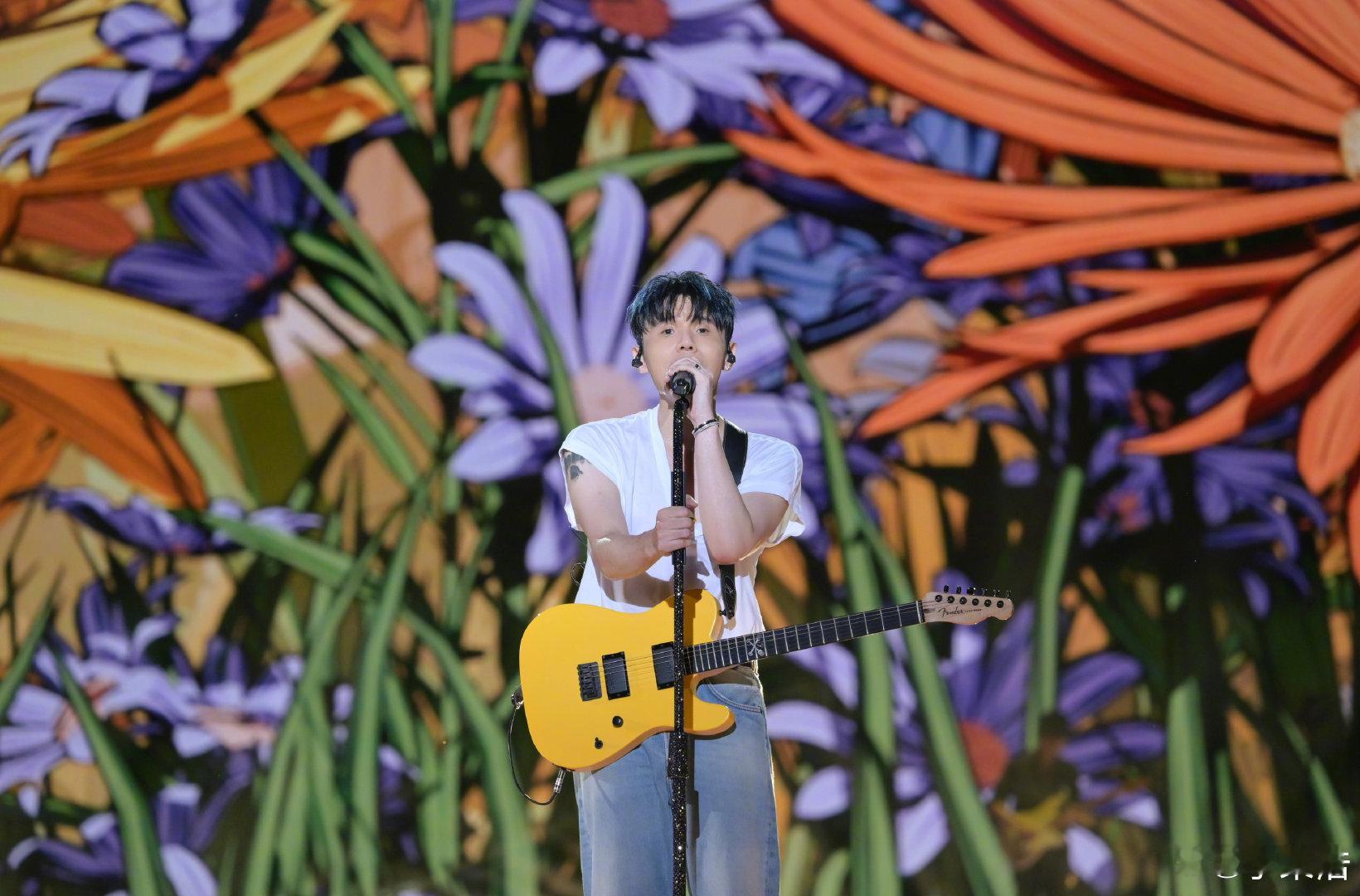 #高速运转机器进入李荣浩演唱会#李荣浩在苏州的演唱会凭借高速运转的机器实现分贝点