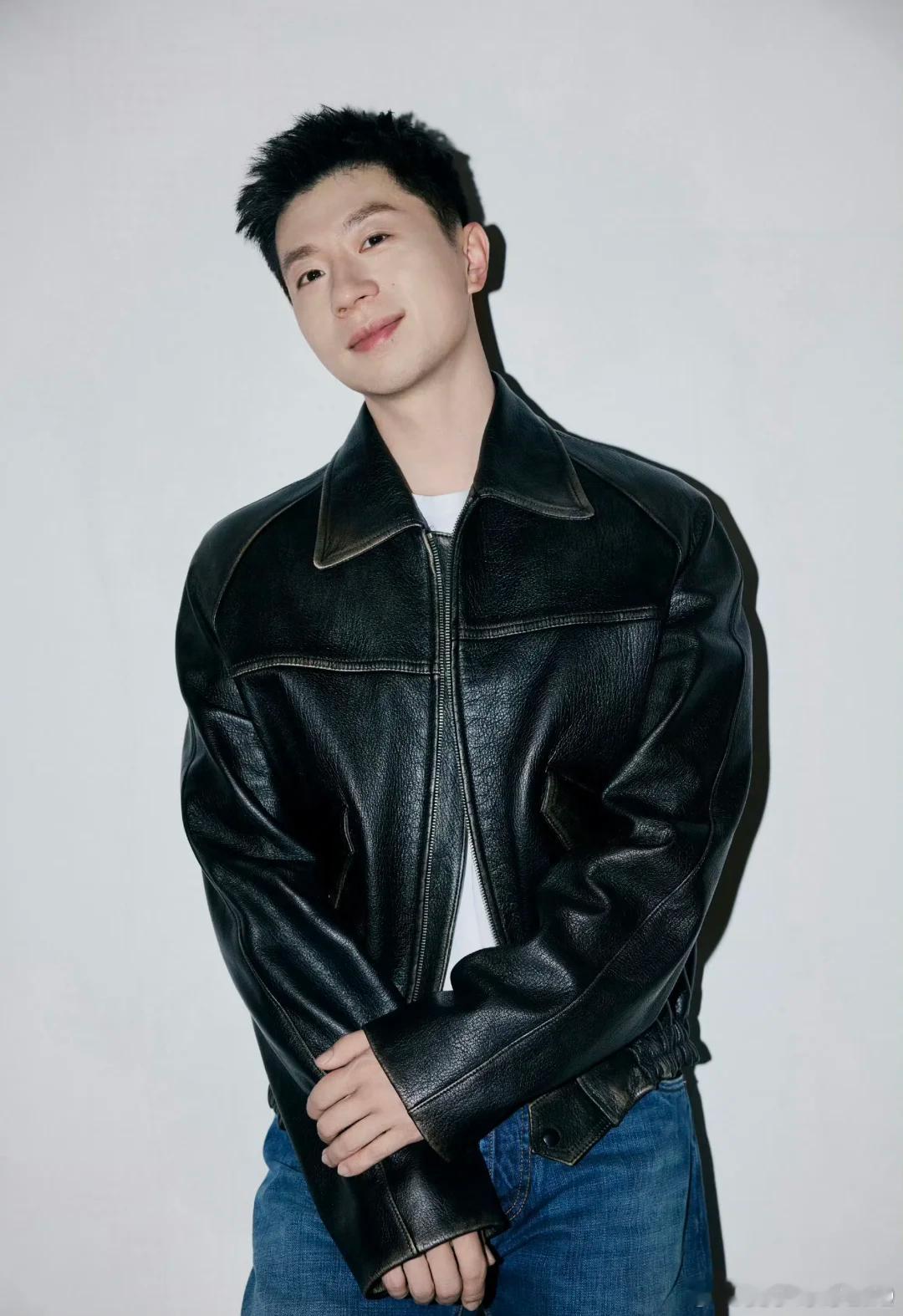 马龙新年大片 马龙作为乒乓球界的传奇人物，他的球技已然达到了一种难以企及的高度。