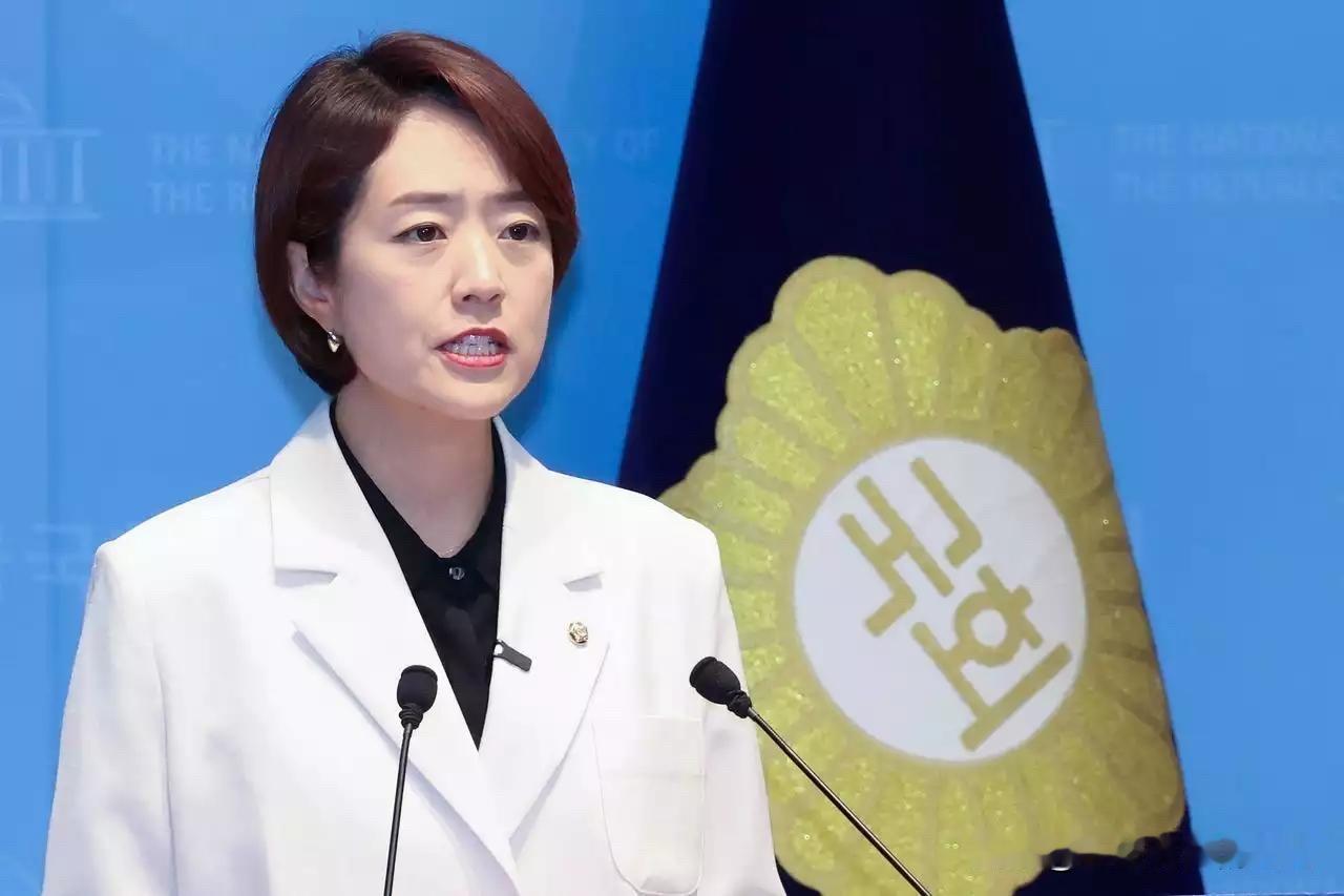 7月13日，韩国共同民主党前党首郑清来宣布参选之后，党首竞选正式进入白热化，形成