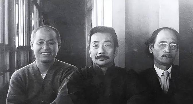 1936年10月20日，鲁迅去世的第二天，断交13年的二弟周作人仍然去上课。一个