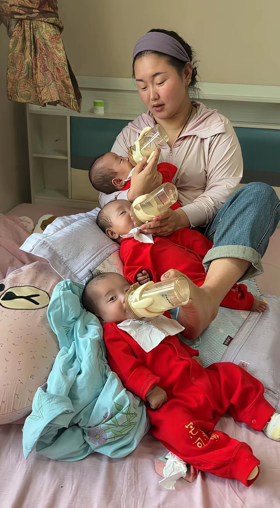 母爱伟大，一人带三个娃

网上看见这张照片，我太佩服这个超人妈妈了。照片中她一人