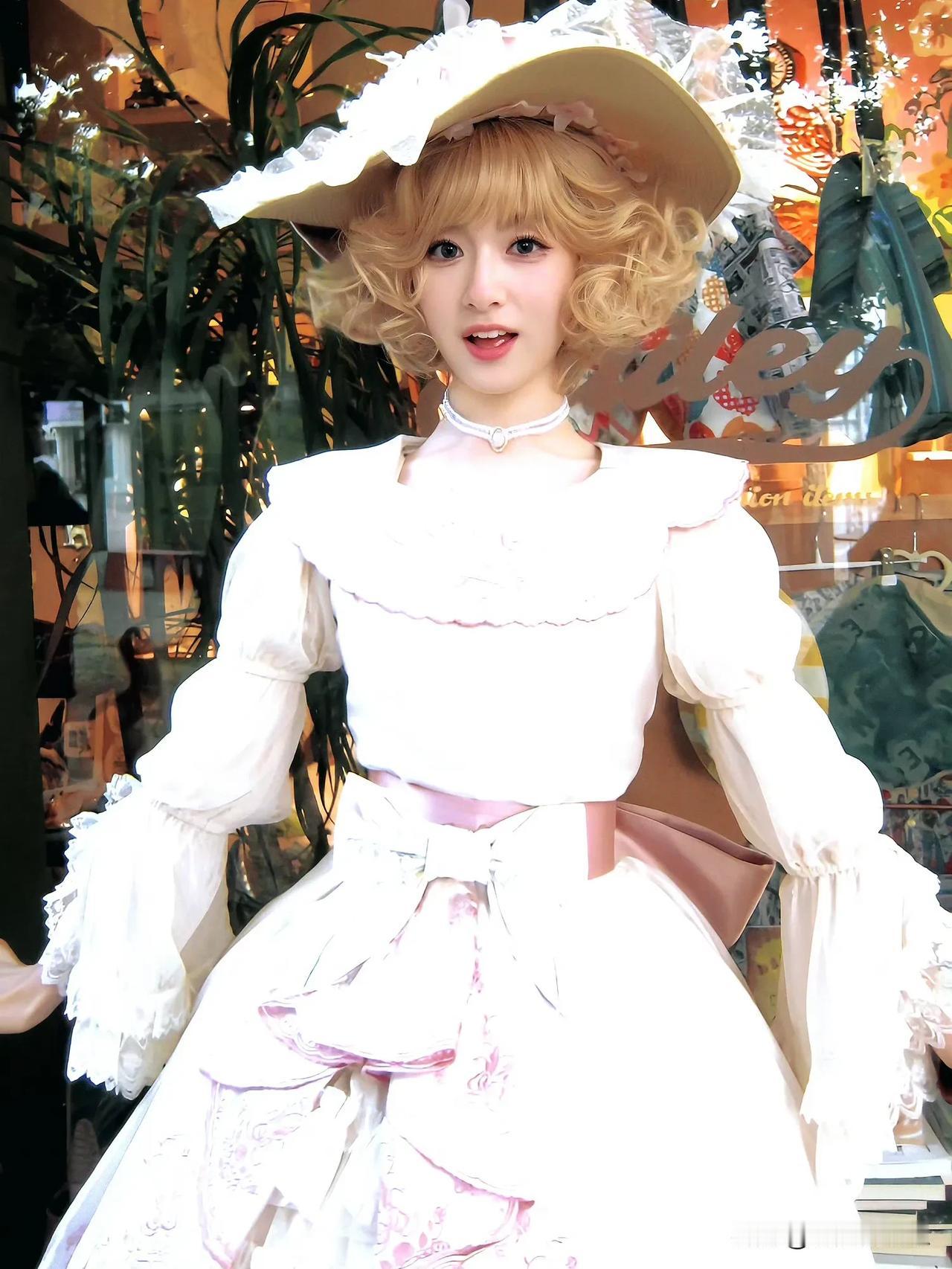 金发李兰迪，犹如从童话中走出的洋娃娃，美轮美奂。李兰迪