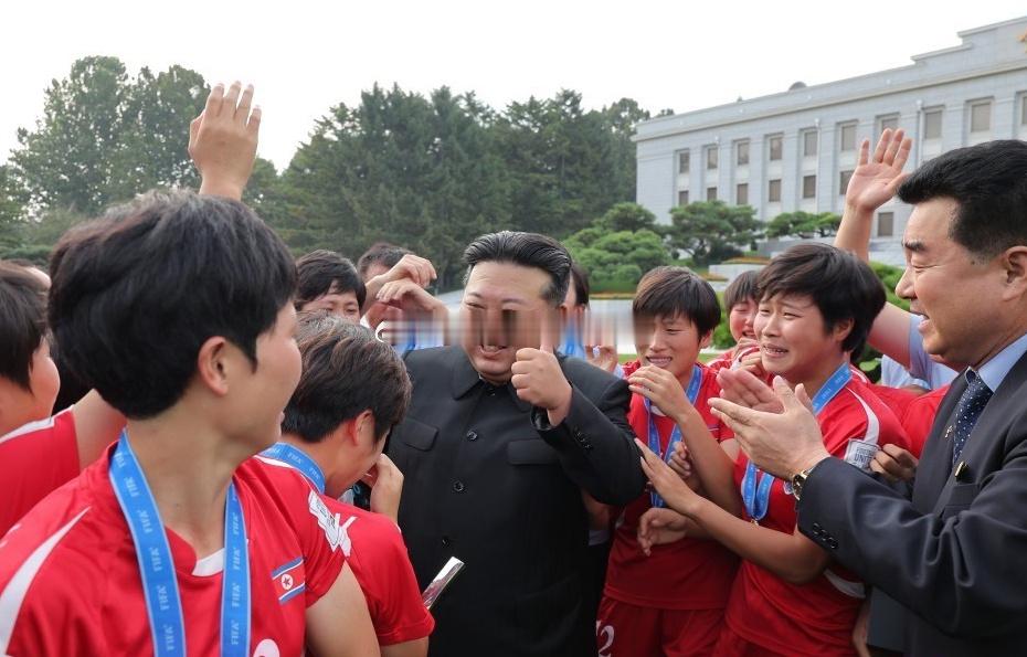 #U20女足世界杯朝鲜夺冠# 将军亲切接见夺得世青赛冠军的朝鲜女足U20[嘻嘻]
