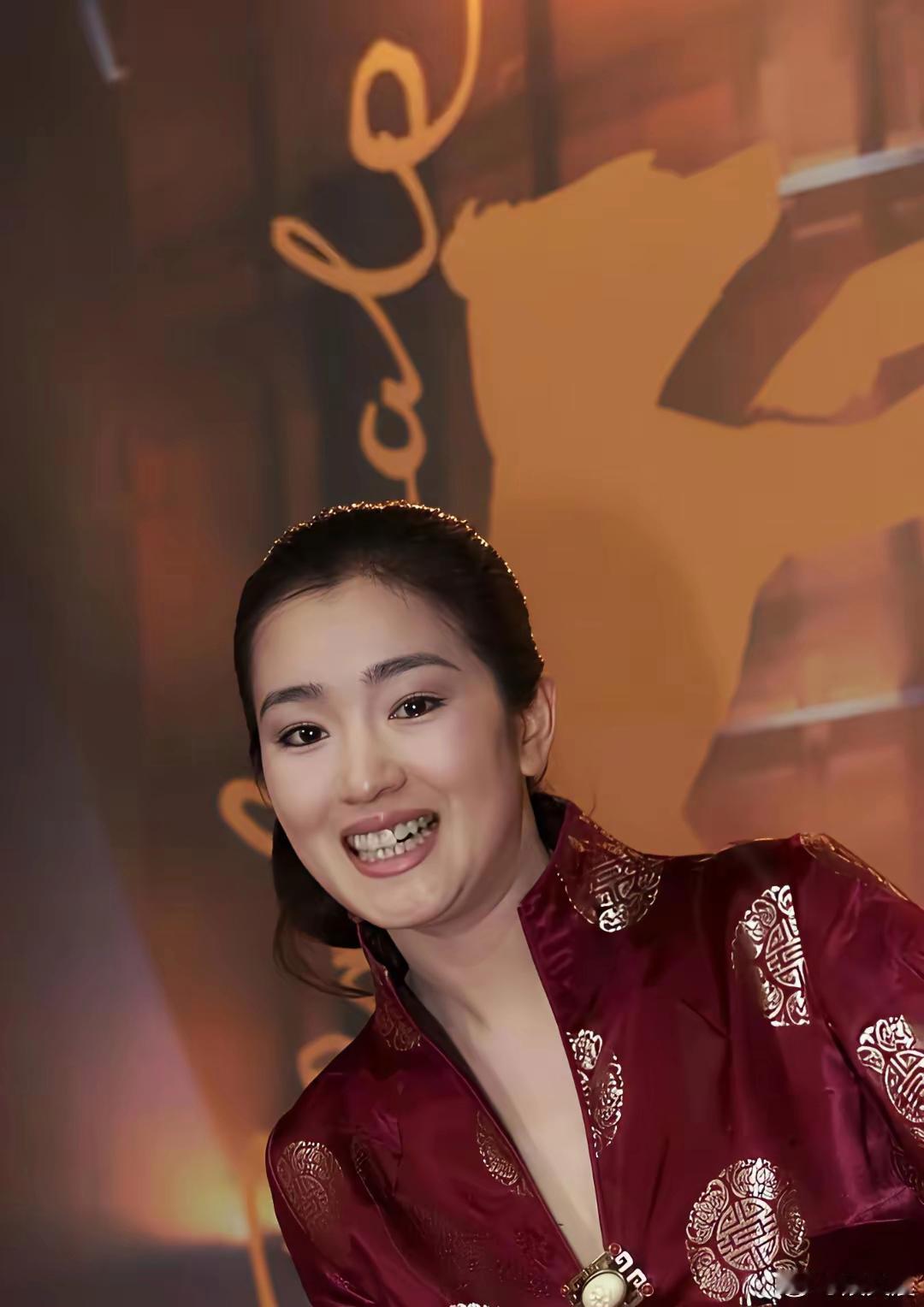 完全被巩俐独有的强大魅力牢牢拿捏，一出场自带气场，感染力扑面而来。 