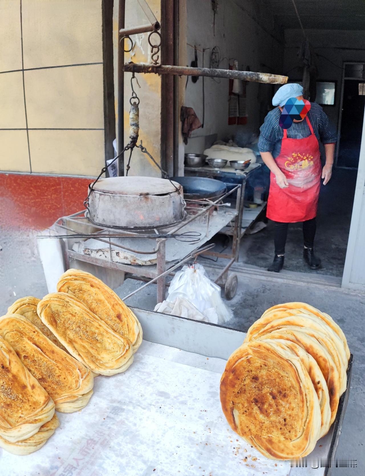 在秦岭南麓汉中洋县的清晨，街巷里除了热米皮菜豆腐外，最勾人的香气，一定来自炭火烤