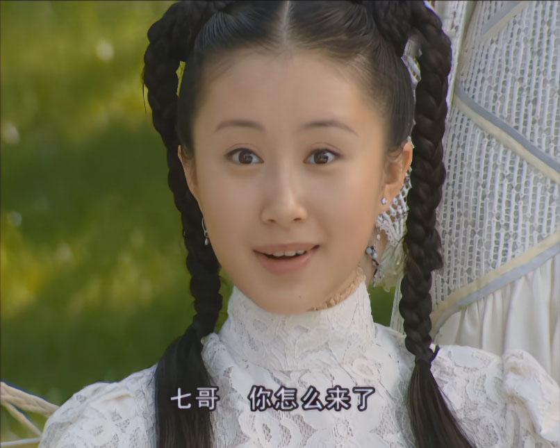 梅丽梳两条麻花辫的样子很清纯，看起来就像富贵人家小女儿。
#金粉世家#