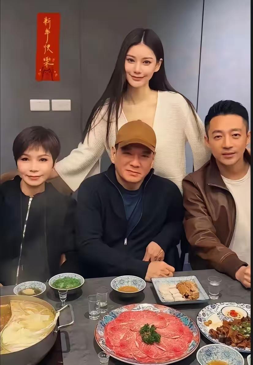 搜了一下马筱梅的爸爸才知道，父母长的都好看，看面相都是善良的人。老话门当户对没说