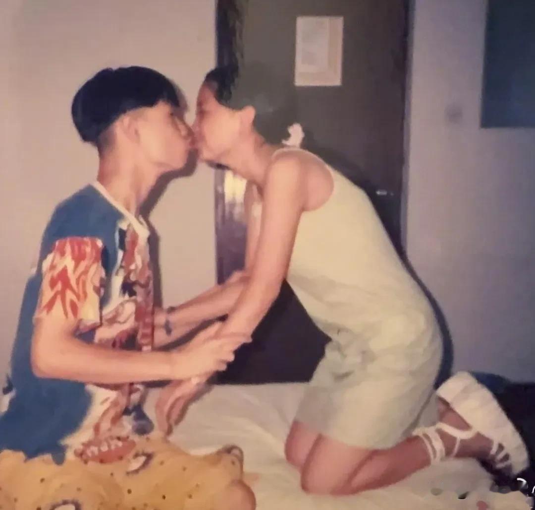 小沈阳结婚纪念日发布与沈春阳昔日谈恋爱时的接吻照。
俩人1999年认识，一个17