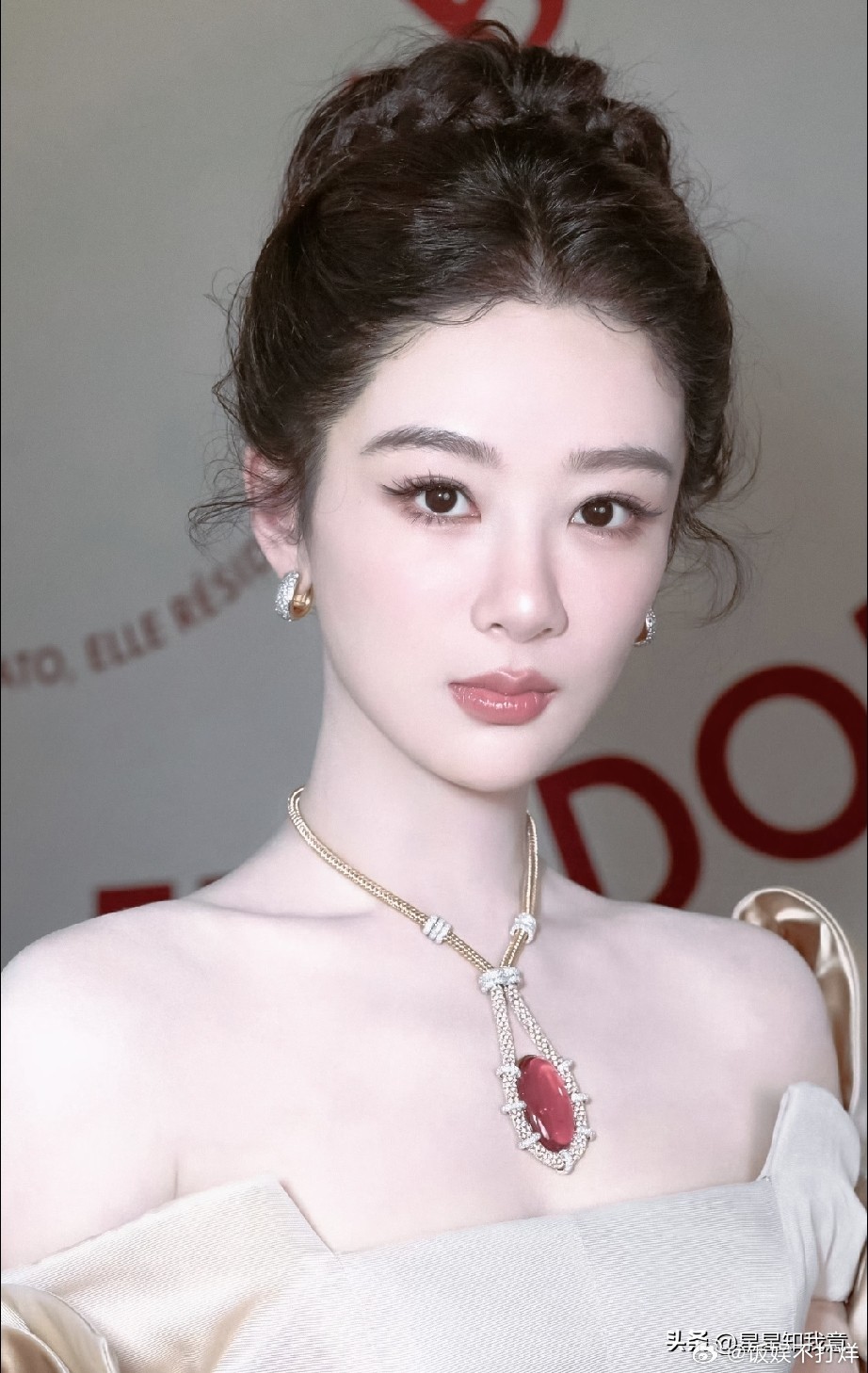 杨紫拿了白玉兰视后， 得到了什么？ 1，全球代言连续官宣，仅三天时间，杨紫成为了