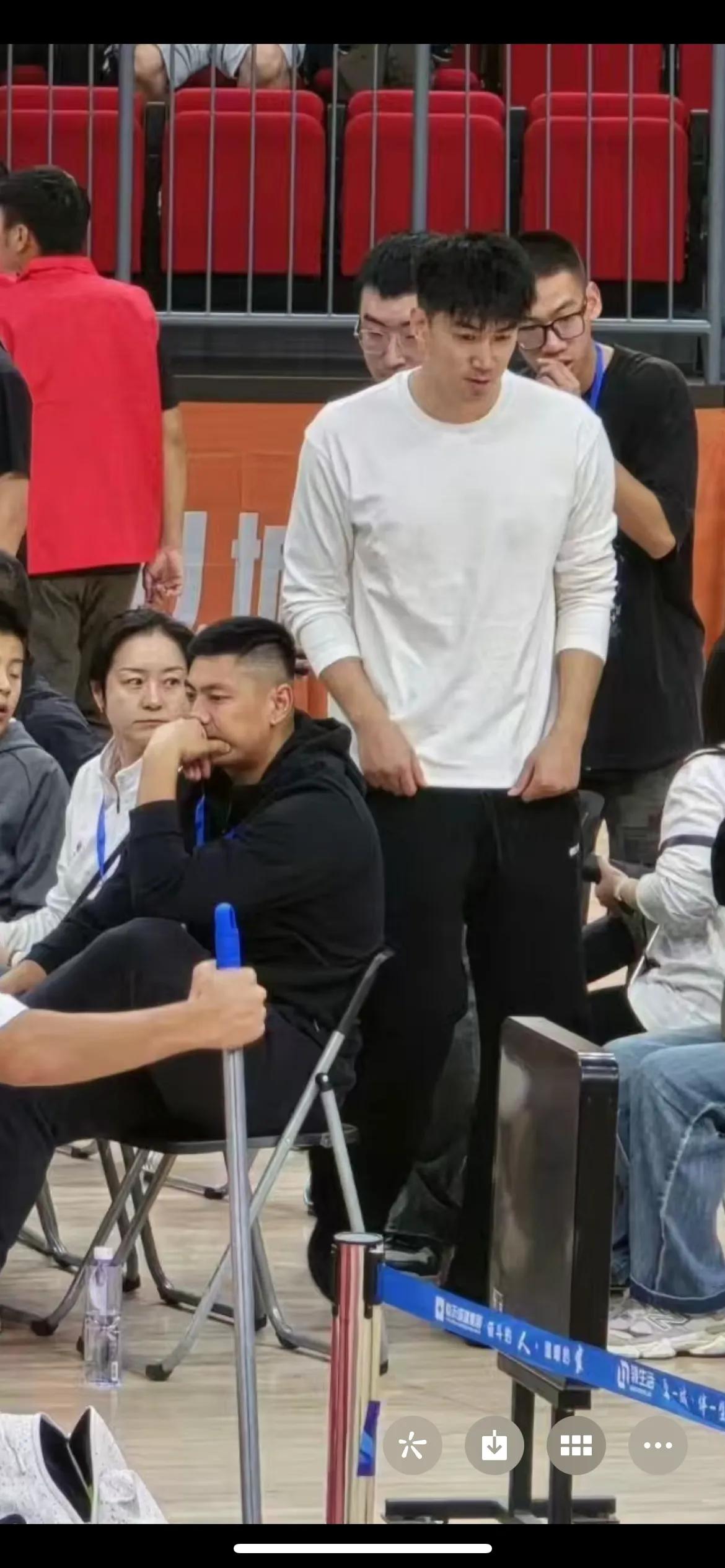 唐才育现身临沂赛区会友，目前队里他的老朋友不少，给山东男篮加油。