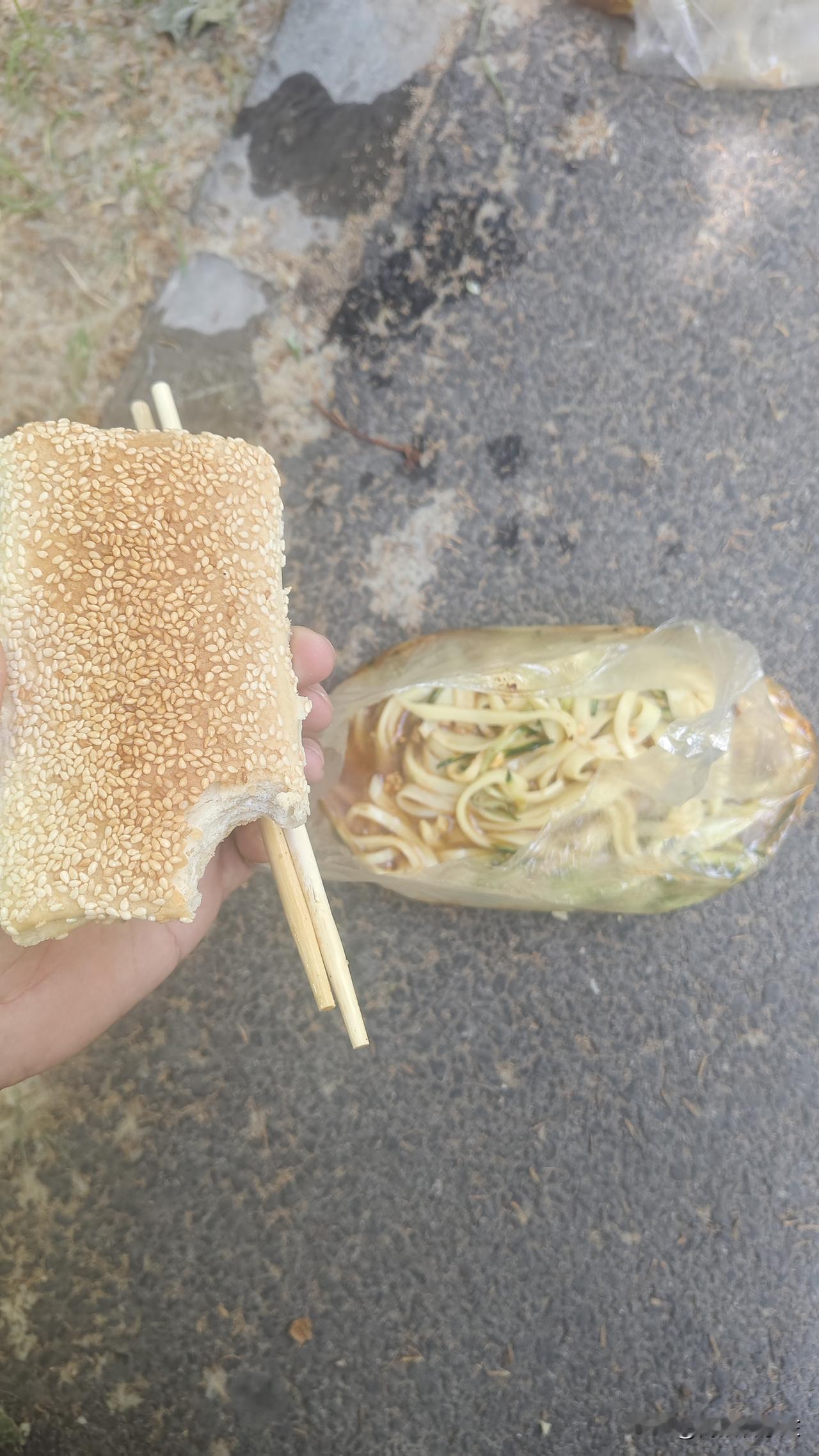 在石家庄挣钱太难了！好兄弟，军哥，从以岭辞职后，就一直不顺利。
军哥也想明白了，