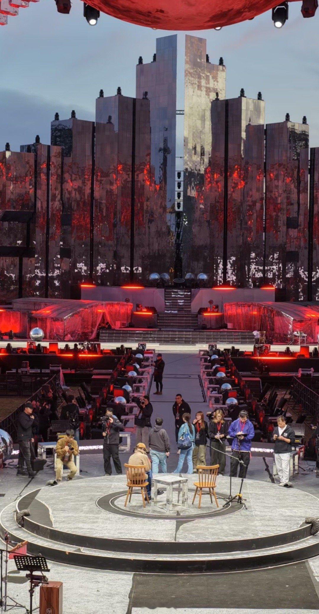 华晨宇演唱会现场，好多工作人员， 会不会有惊喜？ 