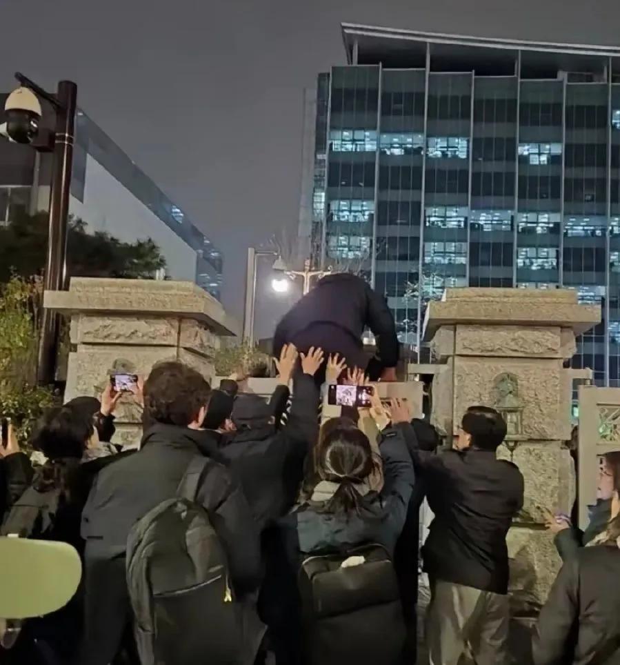 这一晚韩国发生了什么？网友总结几个最搞笑的画面：

1.尹锡悦护妻，支持率跌至1