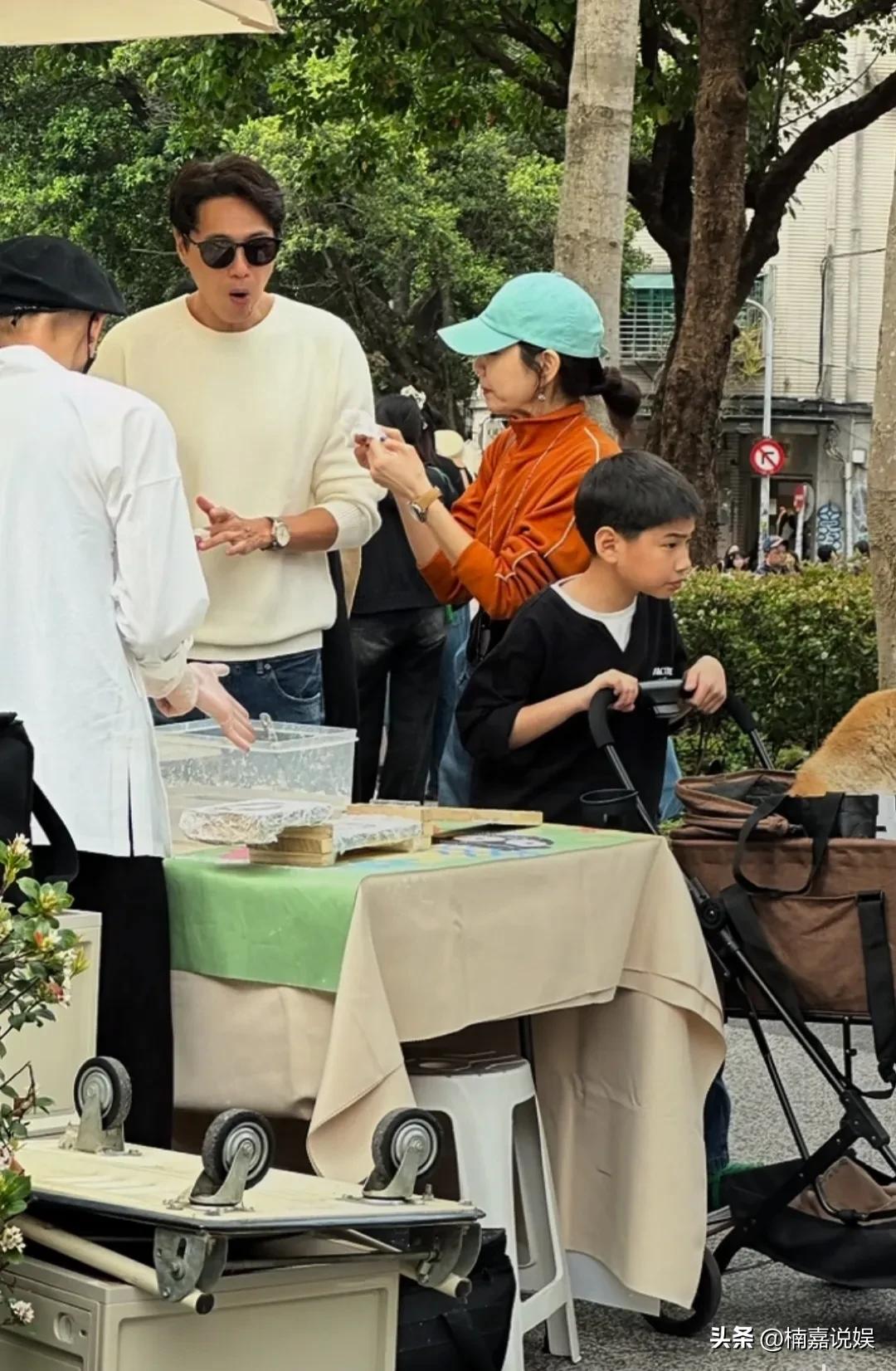 S H E组合的陈嘉桦，和老公、儿子一起现身街头逛街，儿子劲宝慢慢长开了，眉眼好