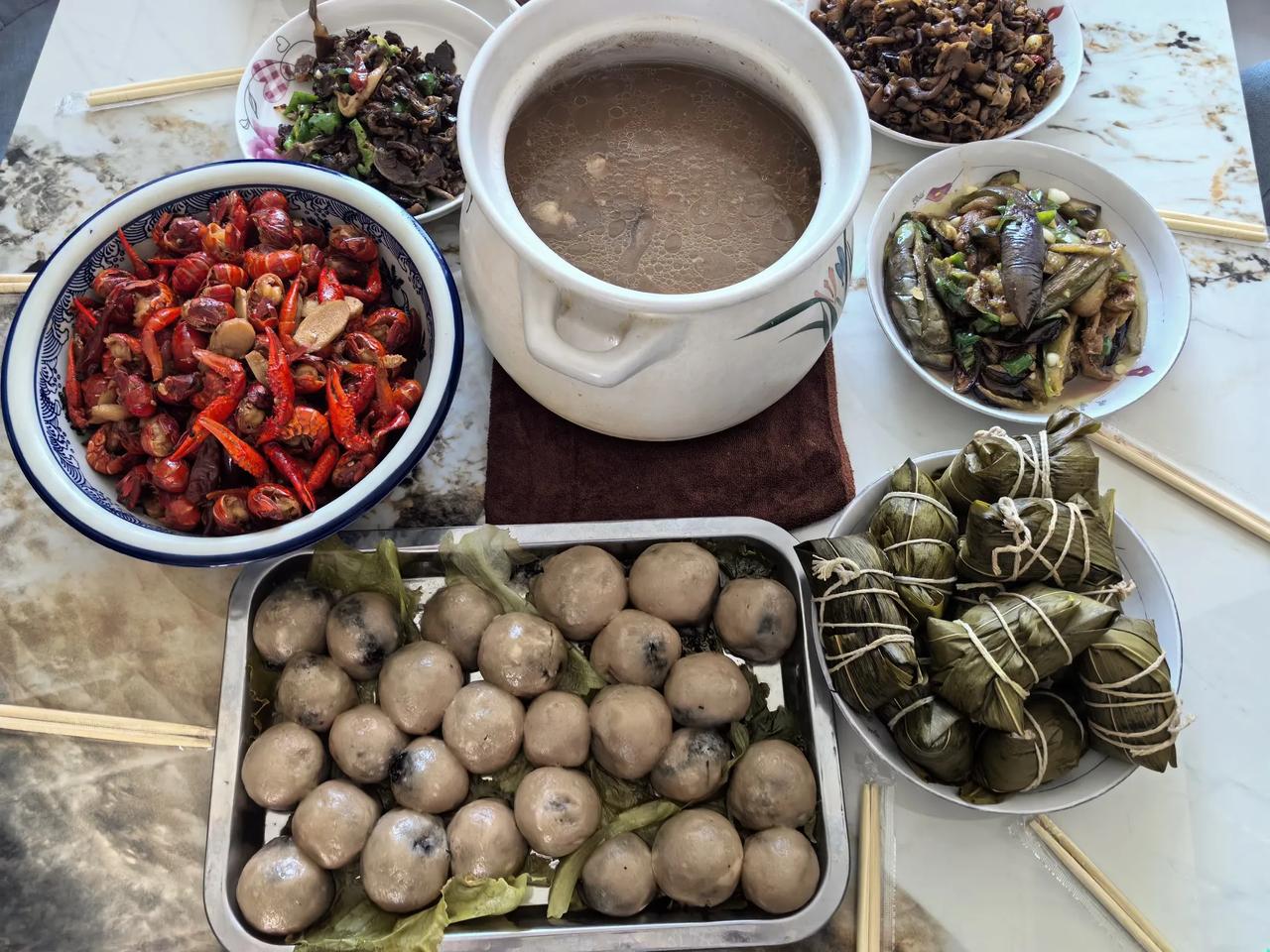 这一桌是哪里的菜？

看到朋友圈里有人分享的图片，大家都在猜这是哪里的菜？看看着
