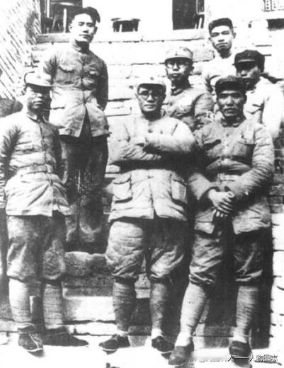 刘伯承(左3)、李达(左5)、唐天际(左1)、宋任穷(左7)等于1936年在甘肃