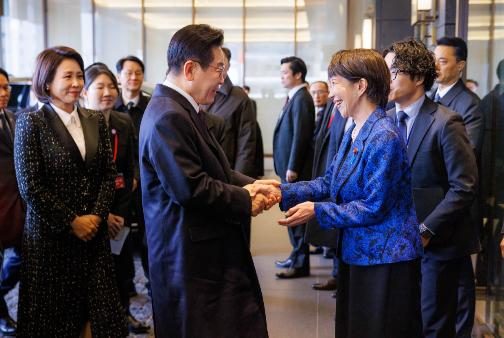 日本首相高市早苗昨晚（1月13日晚）写道：“我与韩国总统李在明举行了首脑会谈。