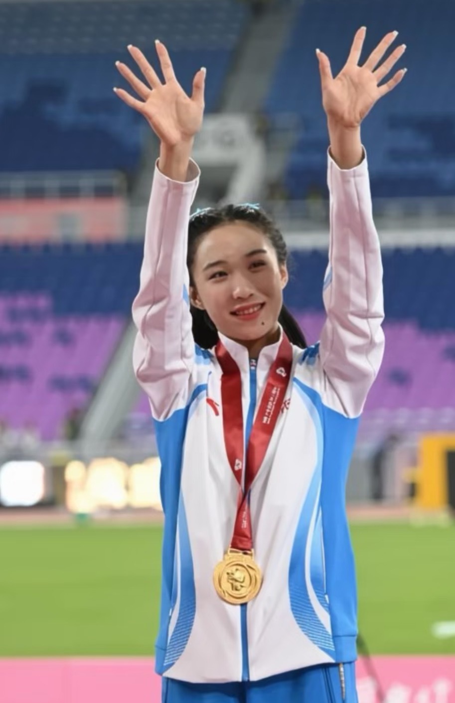 陈妤颉比赛出征机场路透 陈妤颉再度出征！还记得她站上领奖台的样子。机场候机喝牛奶