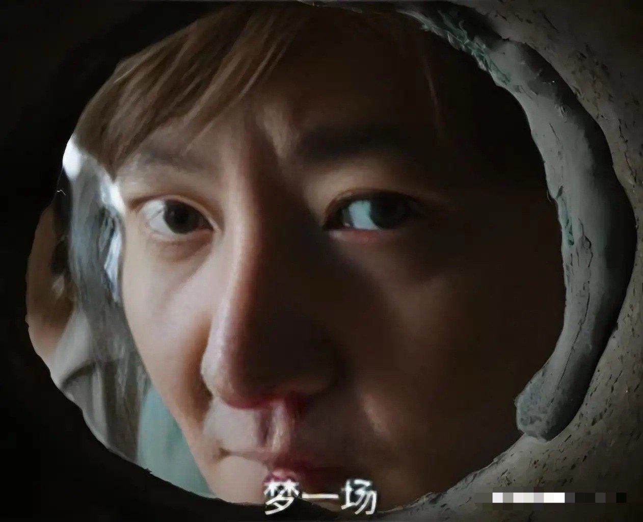 《迷墙》大结局，一个细节叫人细思极恐，就是最后一对夫妻去买余鸣别墅时竟然在顶棚的