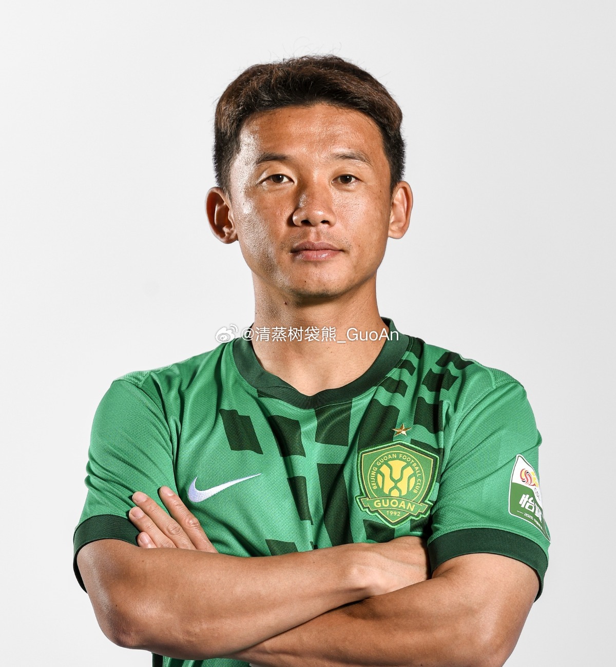 由于今天下午航班起飞前出现延误，国安队比预计时间晚了近一小时才抵达大连。稍后，国