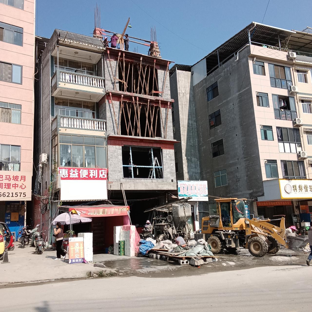 长寿村巴马的建筑特色
一栋楼的大小区别迥异

来到巴马有一个非常深刻的感受，就是