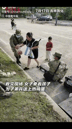 看完泪崩！吉林抗洪现场：女子带娃硬塞煮鸡蛋给子弟兵，一句话让全网破防：“你们也都