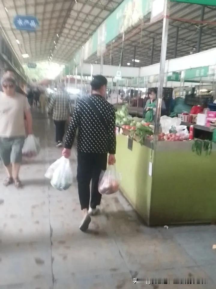 伊朗外长会晤普京阐明立场伊朗外长与普京见面也是希望获得与美国谈判的底气，美国延长
