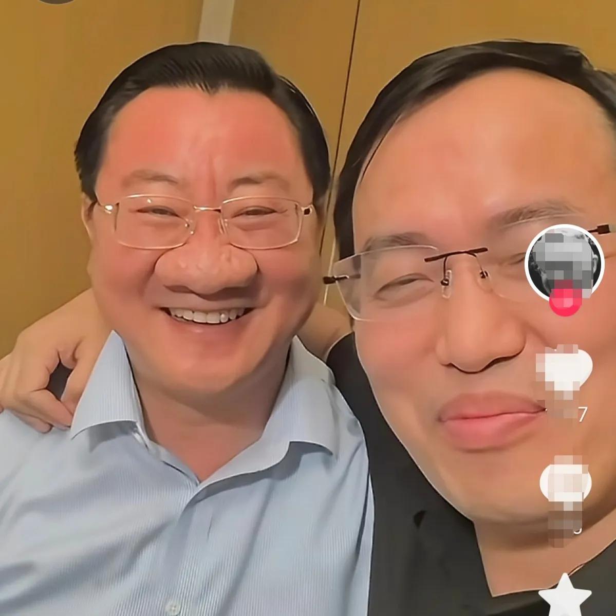这鼻子肯定小时候被臭蛤蟆给撒上尿了，否则怎么会那么大还麻麻赖赖、疙疙瘩瘩的！
我