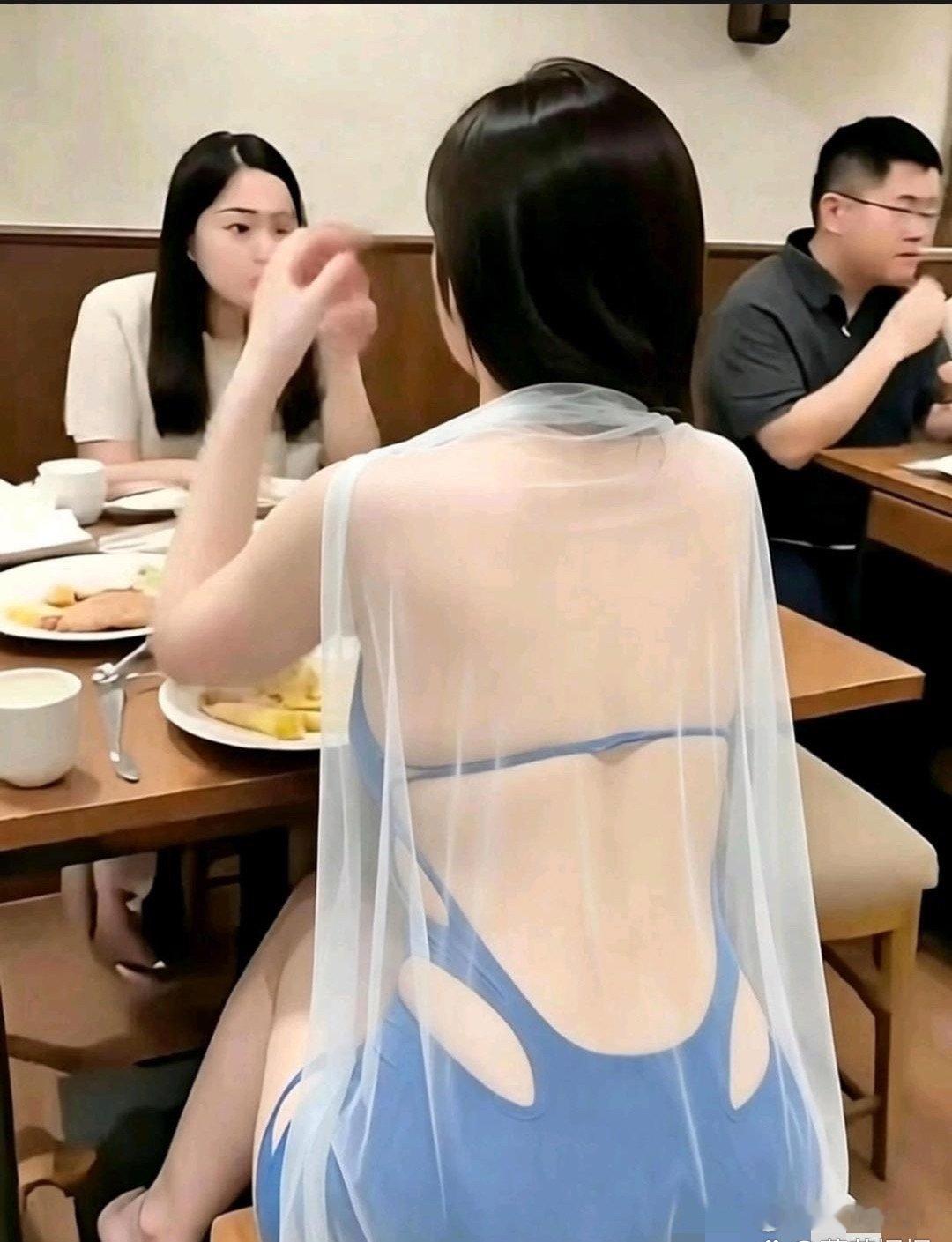 穿成这样，怎么做到脸不红心不跳的，坐那吃饭的呢 