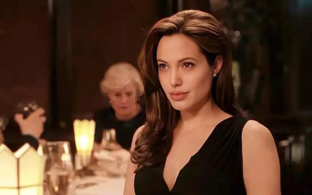 乌军缺人到了什么地步，就连美国知名女星安吉丽娜·朱莉的保镖，都被乌克兰征兵部门带