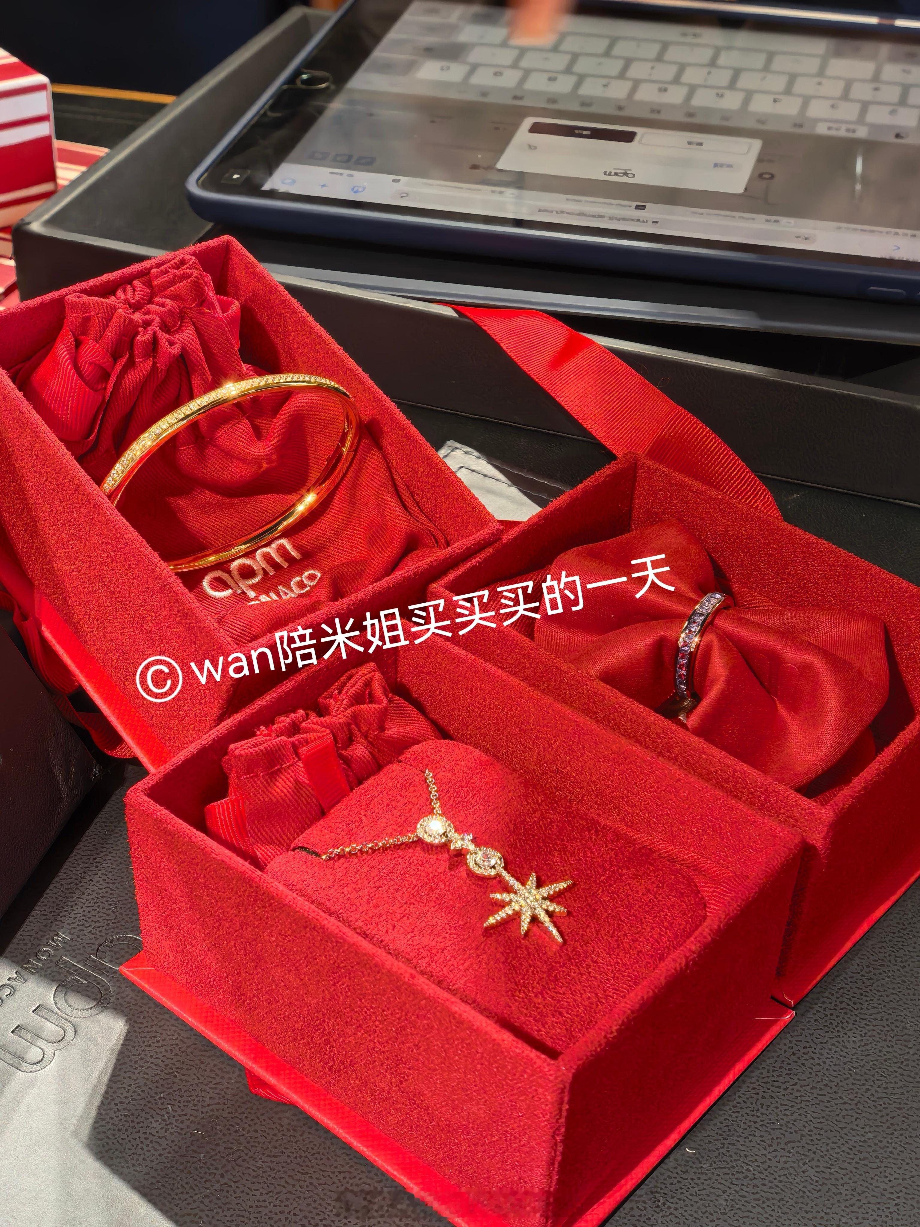 紫米姐姐也好会爱自己！线下结束陪米姐商场买买买，杨紫同款这个项链好美，实物比六芒
