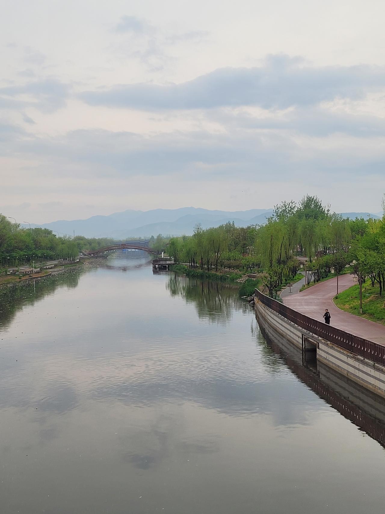 有些北京人对阴天与霾天傻傻分不清。我近日在自媒体每天如实记录发布北京、上海等几个