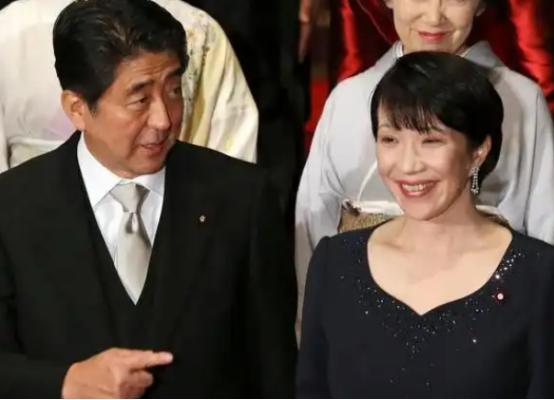 日本算盘完全打错了！高市早苗已经选择闭嘴，但没想到我们驻日大使馆继续揭日本的老底